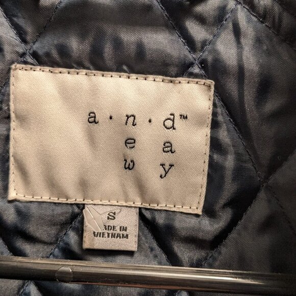 And eawy Quilted Blue Jacket- Size Small - Picture 9 of 10